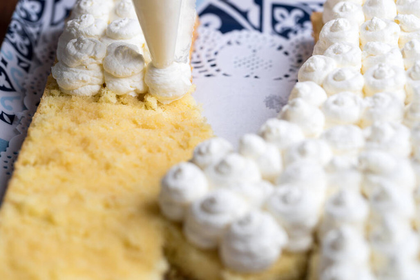 poner crema en la bolsa de pastel de esponja ingenio pastelería - Foto, imagen