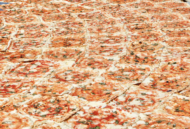 Deska velmi velká pizza, složená z mnoha kusů - Fotografie, Obrázek