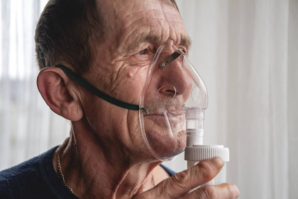 An elderly senior with an oxygen mask in quarantine - Foto, Imagem