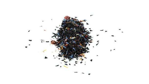 Banda czarnych liści herbaty z owocami na białym tle. Wysokiej jakości zdjęcie - Zdjęcie, obraz