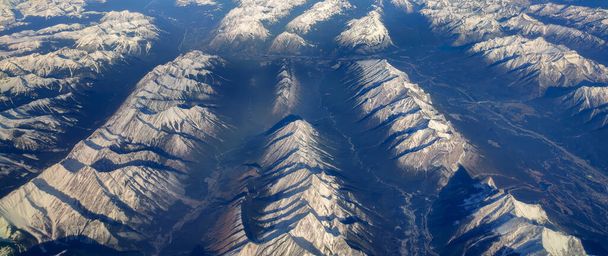 Kanada, Alberta 'daki Kanada Rocky Dağları' nın havadan görünüşü. Banff Ulusal Parkı, Canmore, Kananaskis. - Fotoğraf, Görsel