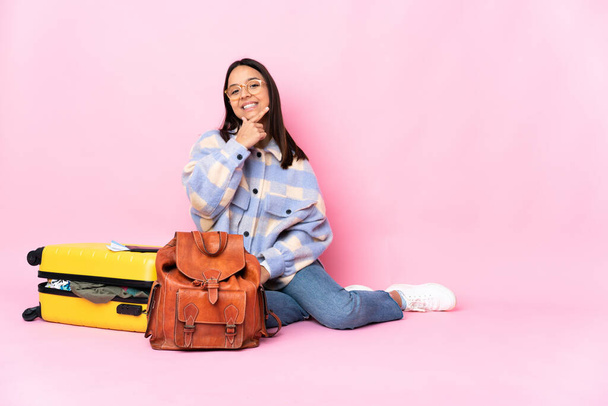 Matkustaja nainen matkalaukku istuu lattialla onnellinen ja hymyilevä - Valokuva, kuva