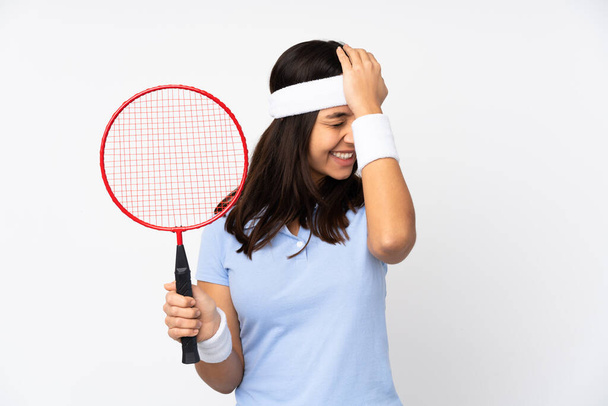 Mladý badminton hráč žena přes izolované bílé pozadí si uvědomil něco a záměrem řešení - Fotografie, Obrázek