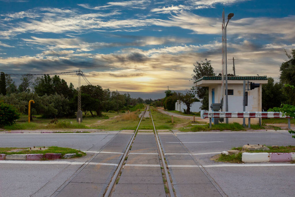 Szintbeli átjáró és egyvágányú vasútvonal Hammameten, Tunéziában - Fotó, kép