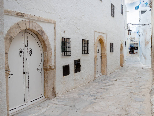 Biała ulica starożytnej medyny Hammamet, Tunezja - Zdjęcie, obraz
