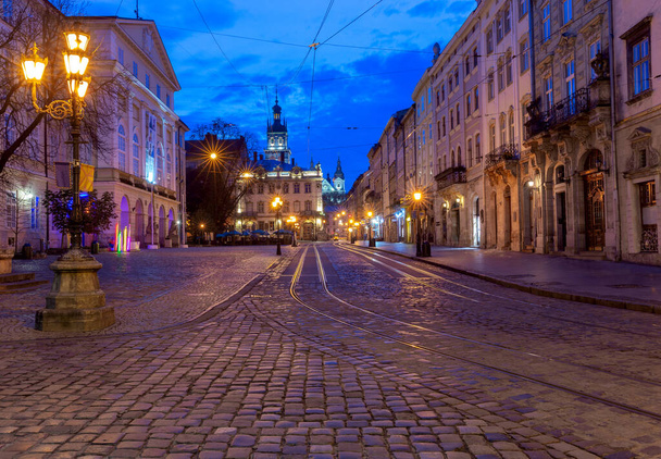 Lviv. Plaza del Ayuntamiento en Dawn. - Foto, Imagen