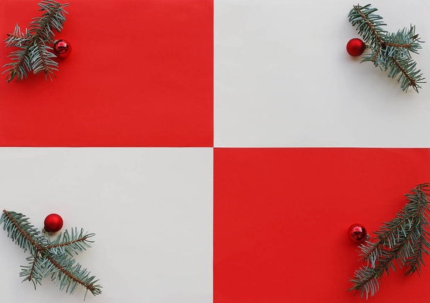 Fondo de Navidad con ramas de abeto y bolas de árbol de Navidad en rojo y beige - Foto, Imagen