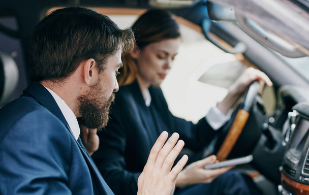 車のサロンに座っているビジネスマンや女性のコミュニケーション感情 - 写真・画像
