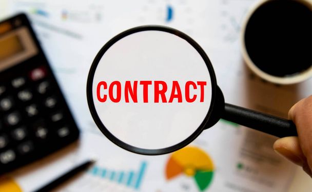 Увеличение стекла над контрактным документом, выделение слова контракт. Проверь мелкий шрифт - Фото, изображение