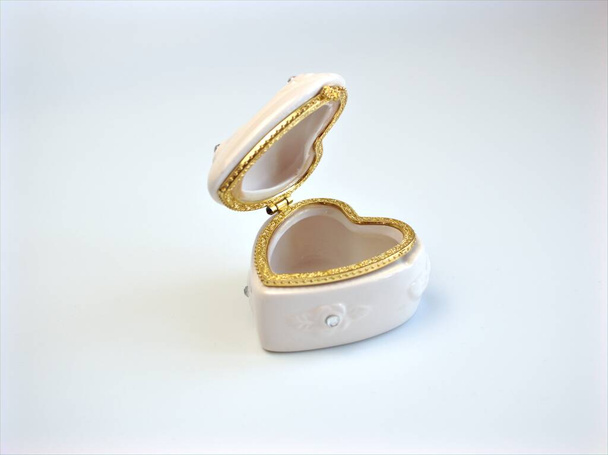 Boîte à bijoux coeur romantique isolée sur fond blanc, boîte cadeau rose - Photo, image