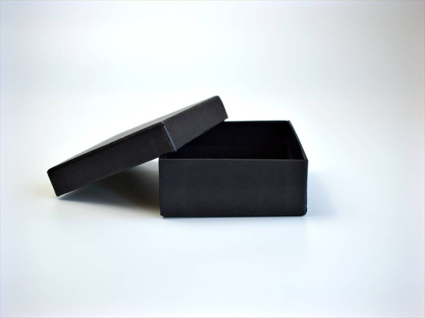 Vuoto gioielli scatola nera isolato su sfondo bianco - Foto, immagini