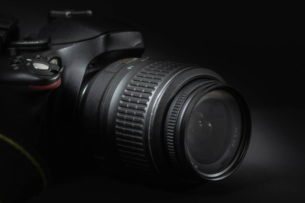 Φωτογραφική μηχανή με σκούρο φόντο - Φωτογραφία, εικόνα