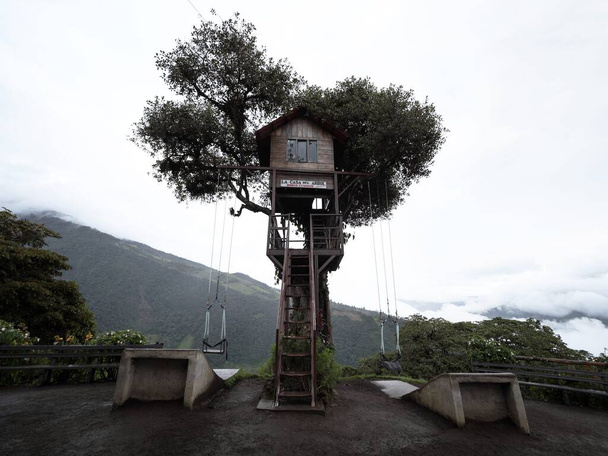 Híres swing a világ végén a Casa del Arbol faház közelében Banos Tungurahua vulkán Ecuador - Fotó, kép