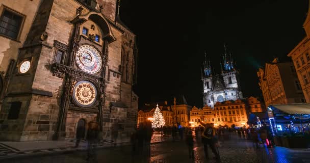 Timelapse de personnes se promenant autour de la place de la Vieille-Ville à Prague et se réunissant sous l'horloge astronomique médiévale appelée Orloj la nuit pendant les vacances de Noël. - Séquence, vidéo