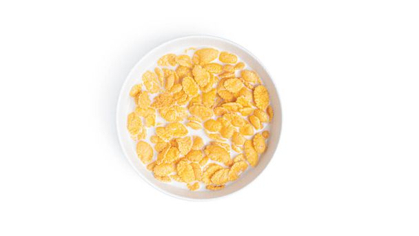 Beyaz arka planda sütlü mısır gevreği. Yüksek kalite fotoğraf - Fotoğraf, Görsel