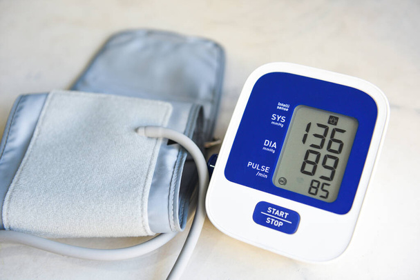 Vérnyomásmérő Digitális az asztalon, Orvosi elektronikus tonométer ellenőrzése vérnyomás és pulzusszám Egészség és orvosi koncepció - Fotó, kép