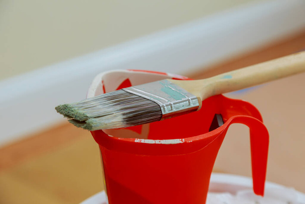 Duvarlardaki boya fırçaları üzerindeki araçlara ayarlı ekipman - Fotoğraf, Görsel