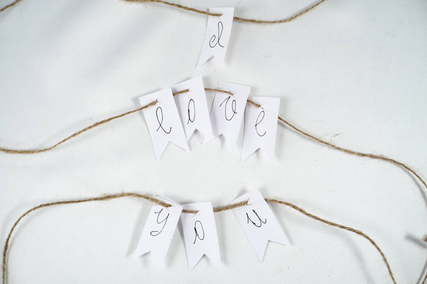 "Te amo "adorno de papel y cuerda para el día de San Valentín sobre fondo blanco horizontal - Foto, Imagen