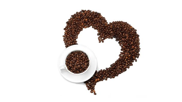 Egy csésze kávébabbal és egy szív kávébabból fehér alapon. Kiváló minőségű fénykép - Fotó, kép