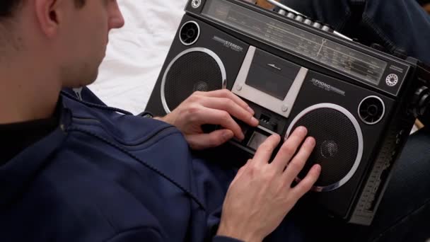 Άντρας που κατέχει ένα παλιό Retro Audio Recorder, Εξετάζοντας στενά, Αγγίζει με τα δάχτυλα - Πλάνα, βίντεο