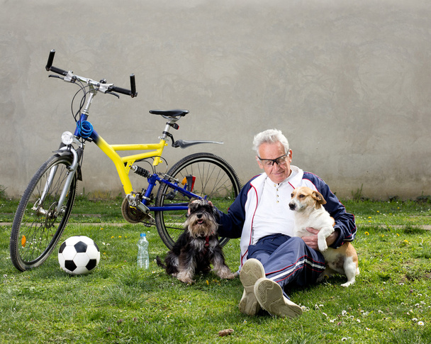 Старший мужчина с собаками
 - Фото, изображение