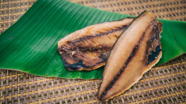 uzená makrela, čerstvé makrely z Mae Klong, Thajsko, thajské jídlo, Rastrelliger brachysoma. - Fotografie, Obrázek