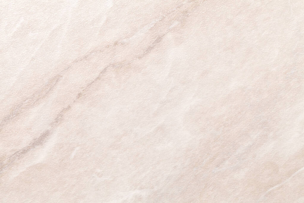 Textura de mármore bege claro com linhas marrons de um modelo, fundo macro. Pastel areia cor pedra fundo de telha mineral, close-up. - Foto, Imagem