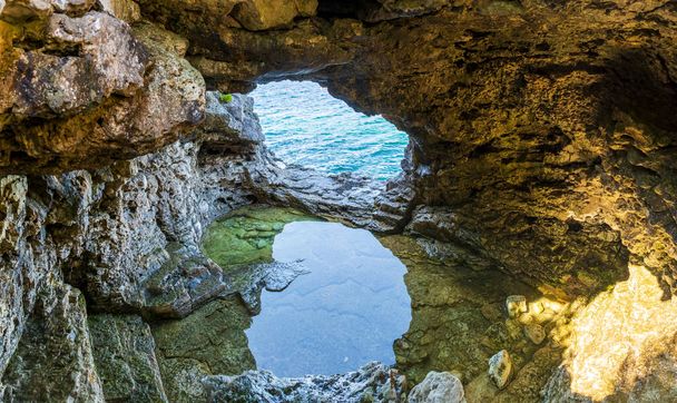 カナダオンタリオ州ブルース半島国立公園の水の洞窟. - 写真・画像