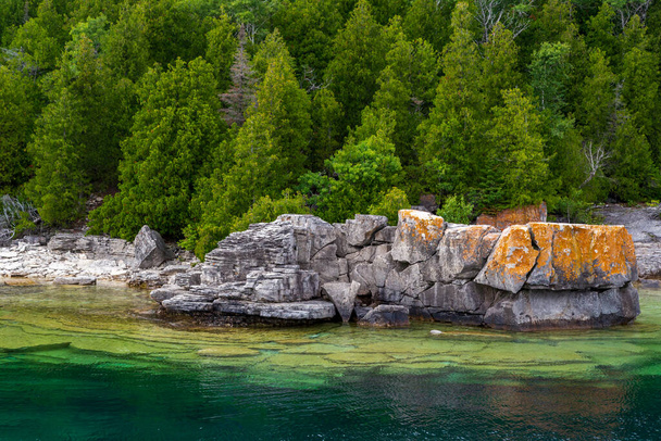 Формирование красочных скал на побережье острова Цветочный горшок в Fathom Five National Marine Park в Джорджианском заливе. - Фото, изображение