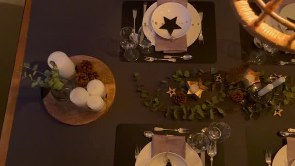 Tavolo festivo apparecchiato con decorazione natalizia per la cena a casa. Padella dall'alto verso il basso. - Filmati, video