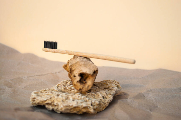 Composición de detalles naturales y un cepillo de dientes de bambú sobre fondo beige. Concepto vatio cero. - Foto, Imagen