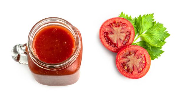 Pot Mason au jus de tomate et tomates à la verdure sur fond blanc. Photo de haute qualité - Photo, image