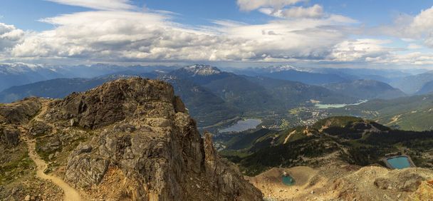 Whistler, British Columbia, Kanada 'daki dağların ve göllerin manzarası ve mavi bulutlu gökyüzü - Fotoğraf, Görsel
