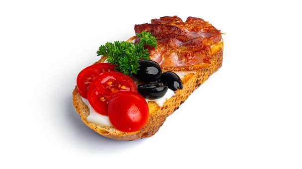Brosse avec bacon et légumes sur fond blanc. Photo de haute qualité - Photo, image