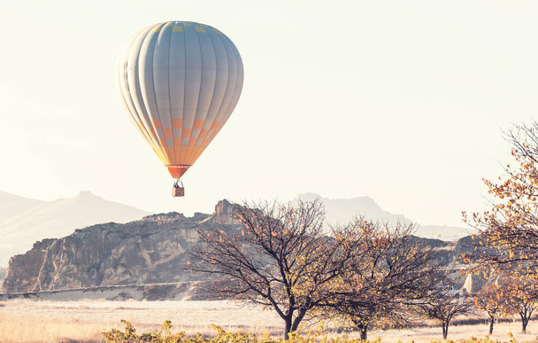 Kolorowe balony na ogrzane powietrze w Parku Narodowym Goreme, Kapadocja, Turcja. Słynna atrakcja turystyczna. - Zdjęcie, obraz