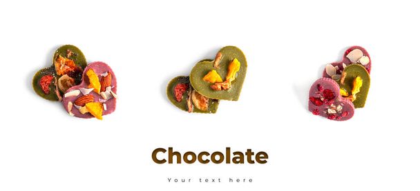 Cioccolato a forma di cuore crudo con frutta secca e noci su sfondo bianco. Foto di alta qualità - Foto, immagini