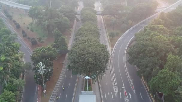 Jacarta, Indonésia - 26 de maio de 2019: Semanggi Interchange ("Simpang Susun Semanggi" em indonésio) é um famoso marco em Jacarta. Dolly e inclinação vista. - Filmagem, Vídeo