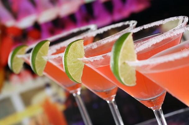 Rote Martini-Cocktails in Gläsern in einer Bar - Foto, Bild