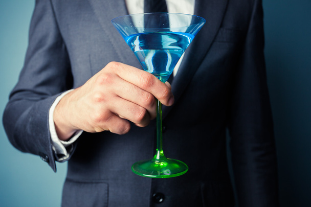 Empresário com copo de cocktail
 - Foto, Imagem