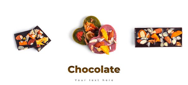 Cioccolato a forma di cuore crudo con frutta secca e noci su sfondo bianco. Foto di alta qualità - Foto, immagini