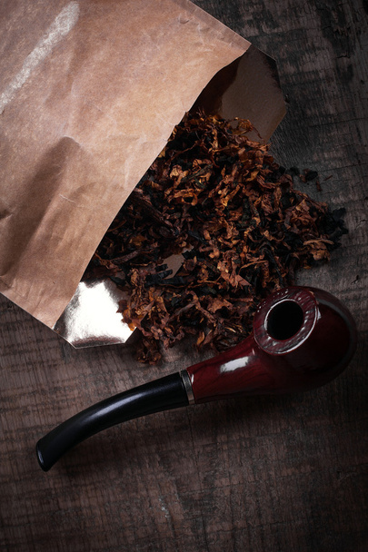 Tabak und Pfeife auf Holzoberfläche - Foto, Bild