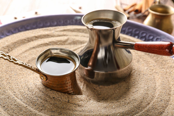 テーブルの上の砂で調理されたトルコのコーヒー - 写真・画像