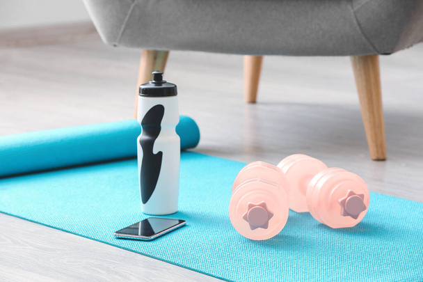Спортивне обладнання на йога килимок вдома
 - Фото, зображення