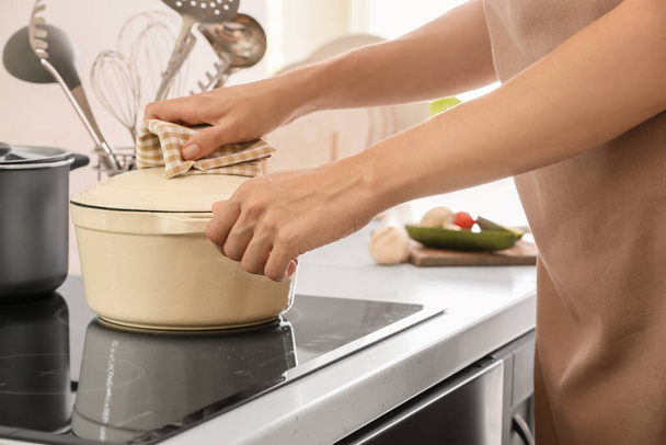 Mulher com panela de cozinha na cozinha - Foto, Imagem