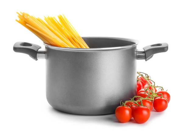 Kochtopf mit Nudeln und Gemüse isoliert auf weißem Hintergrund - Foto, Bild