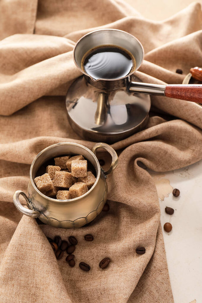 Cezve con café y azúcar en la mesa - Foto, imagen