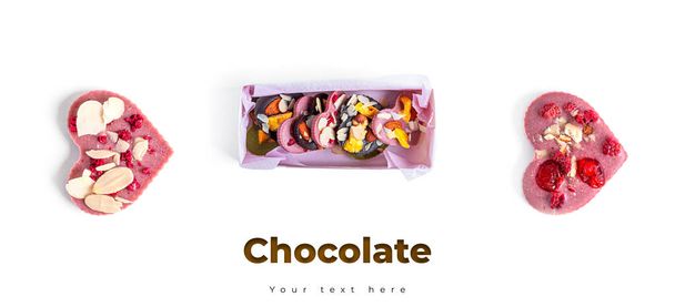 Barra di cioccolato crudo con frutta secca e noci su sfondo bianco. Foto di alta qualità - Foto, immagini