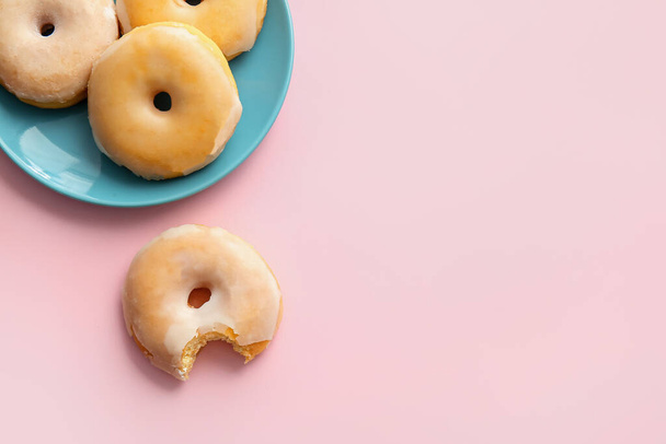 Levy maukkaita donitseja värillinen tausta - Valokuva, kuva