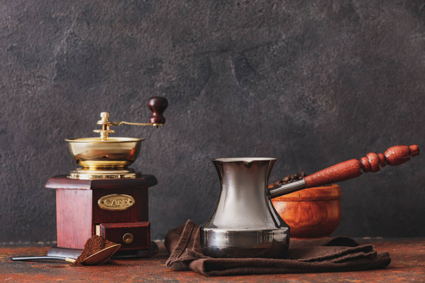 Cezve mit Kaffee und Mühle auf dem Tisch - Foto, Bild