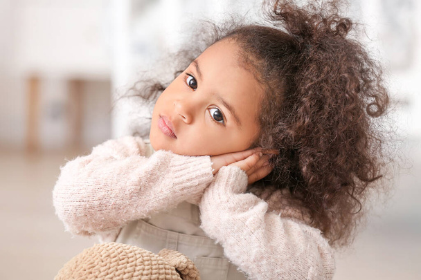 Aranyos afro-amerikai kislány otthon - Fotó, kép